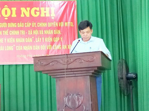 11. Đồng chí Nguyễn Văn Hồng Chủ tịch UBND xã trả lời các ý kiến của đại biểu.jpg