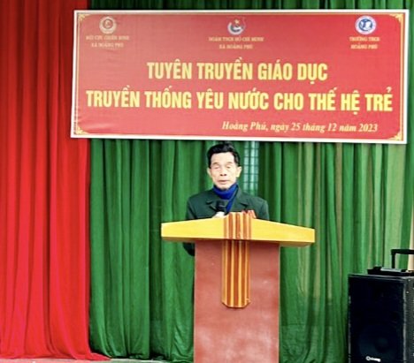 1.Cựu chiến binh Lê Ngọc Giao đại diện cho Hội Cựu chiến binh xã Hoằng Phú nói chuyện truyền thống với các em học sinh.jpg