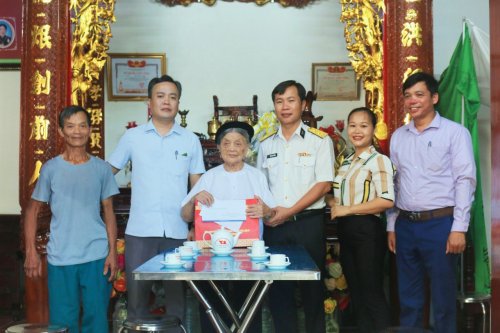 2. Công ty Tân cảng Sài Gòn tặng quà cho Mẹ VNAH Lê Thị Tẻo.jpg