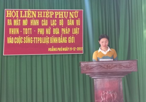 2. Đồng chí Lê Thị Phương Chủ tịch Hội phụ nữ xã Hoằng Phú phát biểu tại Lễ ra mắt CLB.jpg