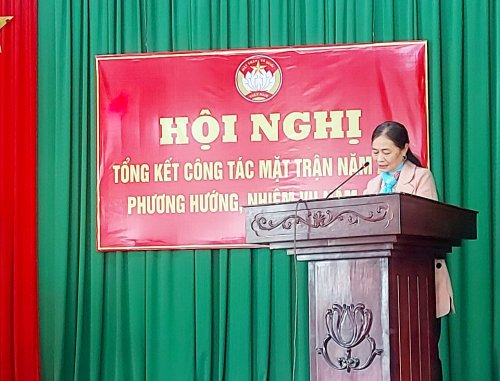 3. Bà Nguyễn Thị Thoa đại biểu Thôn Phú thượng 2 phát biểu tham luận tại Hội nghị.jpg