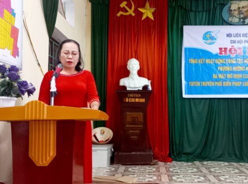 2. Bà Lê Thị Thanh đại diện Ban điều hành CLB ra mắt nhận nhiệm vụ.jpg