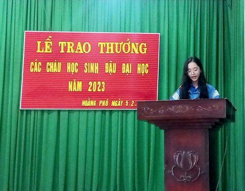2. Em Nguyễn Thị Lâm Oanh đại diện cho 42 nhận thưởng phát biểu cảm tưởng.jpg