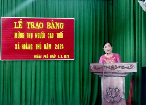 3. Bà Lê Thị Tường đại diện người cao tuổi nhận bằng mừng thọ phát biểu.jpg