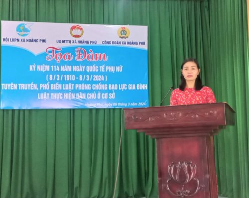 7. Đc Lê Thị Phương Chủ tịch Hội phụ nữ xã tuyên truyền Luật phòng chống bạo lực gia đình.jpg
