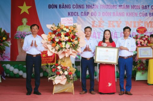 7. Đồng chí Lê Văn Phúc - TVHU, Phó Chủ tịch UBND huyện trao bằng công nhận Trường đạt chuẩn quốc gia mức độ 2 cho Cấp ủy, Chính quyền xã và nhà trường..jpg