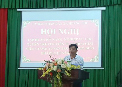 3. Đc Nguyễn Văn  Hồng, phó bí thư - Chủ tịch UBND xã đã tuyên tuyền, phổ biến những điểm mới của Luật Đất đai năm 2024.jpg